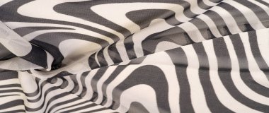 İpek kumaş, siyah beyaz soyut çizgiler. Soyut siyah beyaz desenli büyülü bir şekil. Retro modern dekor, tekstil sanatı, tasarım, doku, arkaplan, kalıp