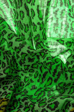 İpek kumaş yeşil, leopar desenli. Hafif leopar desenli ipek senin tasarımın için mükemmel, şık görünüyor ve kaba değil! Doku, arkaplan, desen