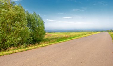 Yaz manzarası, yerel yol, Ağustos sonu. Dünyanın Avrupalı parçası