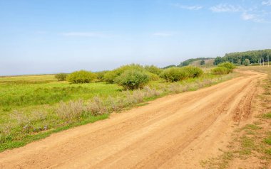 Yaz manzarası, yerel yol, Ağustos sonu. Dünyanın Avrupalı parçası