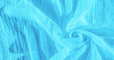 İpek kumaş. Mavi buruşuk kumaş dokusu. Mavi buruşuk, dalgalı yüzey dokusu. Yakın çekim, yumuşak odaklanma. arkaplan, kalıp