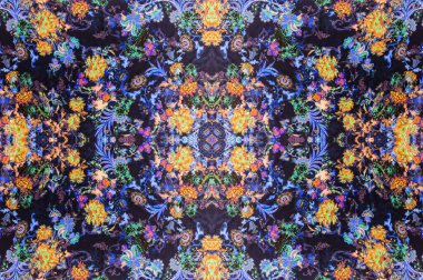 Kusursuz doku, parlak büyük çiçekler, çoğunlukla siyah çizgilerle kaplanmış, gecenin karanlığında yüzen siyah tohum benzeri noktalarla noktalanmış..