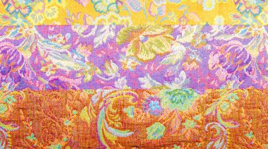 Kusursuz. Brocade. Bu ipek, koyu turkuaz batık çiçekler ve dalgalı leylak hatlarıyla süslenmiş parlak sarı bir tabana sahiptir. Sulu turkuaz vuruşlar kumaşın içinde soyut bir şekilde dolaşır..