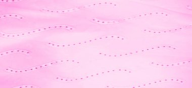 Kusursuz kaleydoskop, pembe ipek. Kalabalıktan canlı bir renkle uzaklaşın. Işığı yansıtan parlak dalgalar, enfes sofistike dalgalar. Bu sıcak pembe ipek krep de chine..