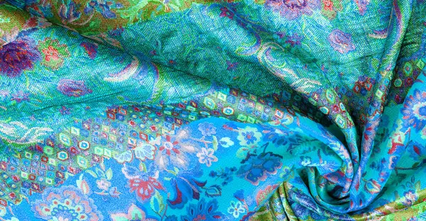 Kusursuz. Brocade. Tutkulu bir çiçek alevi, parlak bir günbatımıyla turuncu ve kırmızı çiçek açan sarmaşıklarla dolu bu zengin metalik demire yayılır..