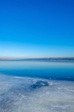 Kameranızla kışın güzelliği. Aralık ayında donmuş manzaraları ve eşsiz fotoğraf fırsatlarını araştırın. Buzun nehri dondurduğu anı dondur. Buzlu bir nehirde olgunlaşmamış buz.