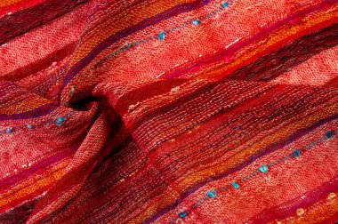 Pul payetli basit çizgili kırmızı atkı zarif bir görünüş için kalite ve işçilik herhangi bir kıyafete veya görünüme ek olarak şık