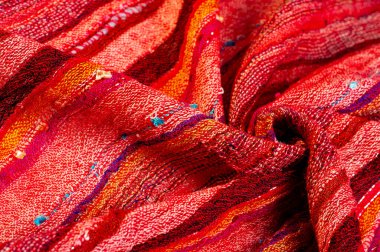 Pul payetli basit çizgili kırmızı atkı zarif bir görünüş için kalite ve işçilik herhangi bir kıyafete veya görünüme ek olarak şık