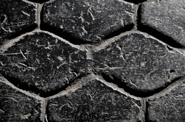 Yıpranmış lastik izi olan eşsiz bir doku oluştur. Otomotiv veya endüstriyel tasarım için arka plan olarak kullan. Sert görünüm için kıyafet, aksesuar ya da ambalaj baskısı