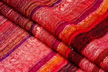 Pul payetli basit çizgili kırmızı atkı zarif bir görünüş için kalite ve işçilik herhangi bir kıyafete veya görünüme ek olarak şık