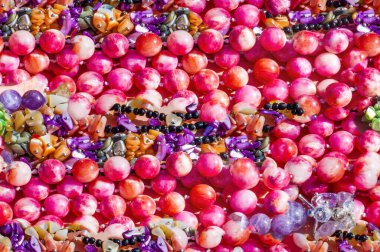 Yarı değerli taşların kusursuz dokusu. Boncuklar mücevherleri taşır diyor. Yarı değerli taşlar, organik olarak yaratılmış sert taşlardır. Lav ya da okyanus sıcak noktaları, mayınlar ve kabuklar dahil.