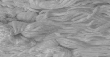 Beyaz örülmüş yün atkı. Büyük, tıknaz bir örgü. Göz kamaştırıcı el yapımı yün atkı - derin kar bandı - boyun için ılık yumuşak beyaz