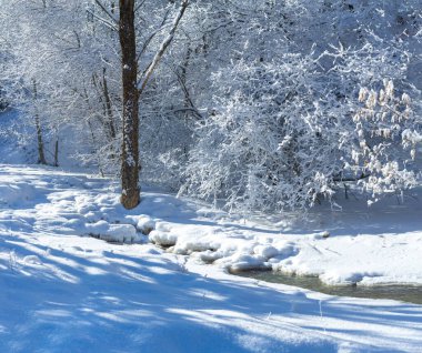 Dağlar. Kış. Güzel dağlara ve güzel kış manzaralarına bakmaktan daha romantik bir şey yoktur! Bu muhteşem manzaralar nefes kesici bir kar tabakasıyla kaplıdır..