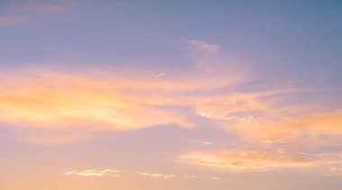 Gün batımının bulutları romantizm. Hayatta birçok şey bekleyebilir, ama gün batımı beklemez, izle.