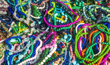 Yarı değerli taşlar. Kolyeler süslemeler. Yarı değerli taşlar, organik olarak yaratılmış sert taşlardır. Lav ya da okyanus sıcak noktaları, mayınlar ve kabuklar dahil.