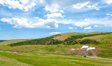 Dağlarda yaz. Dağlar hem bir yolculuk hem de bir hedeftir. Bizi yamaçlarına tırmanmaya, kanyonlarını keşfetmeye ve zirvelerine tırmanmaya zorluyorlar..