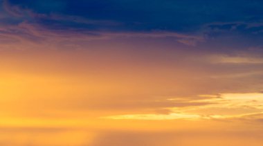 Gün batımının bulutları romantizm. Sonsuz ufuklar ve batan güneş. Güneş tekrar iyi geceler diyor.