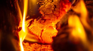 Şöminede yangın var. Ateş duyularımızın çoğuna yararlıdır. Duman kokusunu, parlayan ışığı, çatırdayan kütüklerin sesini tenimizdeki sıcaklığı seviyoruz..