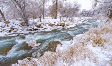 Nehir kışın donar. Kış beni düşündürüyor. Güneş daha sonra doğup daha erken batarken nehirde geçirebileceğiniz saatler kısalıyor..