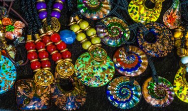 Yarı değerli taşlar. Kolyeler süslemeler. Yarı değerli taşlar, organik olarak yaratılmış sert taşlardır. Lav ya da okyanus sıcak noktaları, mayınlar ve kabuklar dahil.