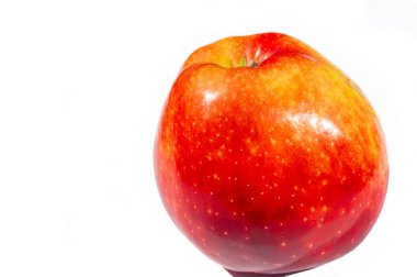 Beyaz arka planda elma. Elmalar çok çeşitli sağlık faydaları sağlayan besleyici bir güç kaynağıdır. Kalorileri düşük ve lifleri yüksek. Vitamin ve mineraller için mükemmel bir kaynak..