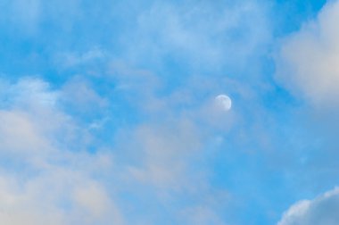 Gökyüzü, bulutlar hayatıma yağmur veya fırtına getirmek için değil günbatımı gökyüzüne renk katmak için giriyor. Güneş her zaman bulutların üzerinde parlar.