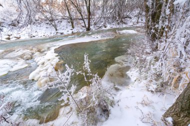 Nehir kışın donar. Yerel nehrimizle geçen kışın en sevdiğim kısmı sislerin süzülüp etraftaki ormanı kaplaması. Yumuşak, gizemli ama huzur verici bir yer yaratıyor..