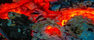 Şöminede yangın var. Atalarımız, ateşin kılıç dişli kaplanları püskürttüğünü keşfettiler ve çevrelerindeki bölge güvenli bir yer haline geldi. Sosyal bir alan haline geldi.