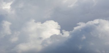 Gökyüzü, bulutlar hayatıma yağmur veya fırtına getirmek için değil günbatımı gökyüzüne renk katmak için giriyor. Güneş her zaman bulutların üzerinde parlar.