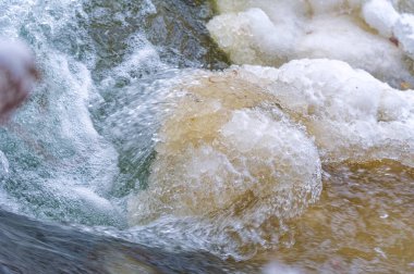 Nehir kışın donar. Yerel nehrimizle geçen kışın en sevdiğim kısmı sislerin süzülüp etraftaki ormanı kaplaması. Yumuşak, gizemli ama huzur verici bir yer yaratıyor..