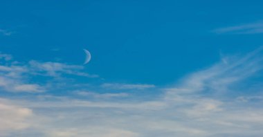 Gökyüzü, bulutlar hayatıma yağmur veya fırtına getirmek için değil günbatımı gökyüzüne renk katmak için giriyor. Güneş her zaman bulutların üzerinde parlar.