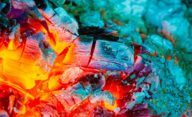 Evdeki güzel ateşin sıcaklığını ve atmosferini hisset yanan odunlarla rahat bir atmosfer yarat çatırdayan sesin ve büyüleyici alevlerin tadını çıkar