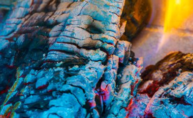 Evdeki güzel ateşin sıcaklığını ve atmosferini hisset yanan odunlarla rahat bir atmosfer yarat çatırdayan sesin ve büyüleyici alevlerin tadını çıkar