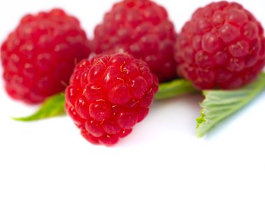 Ahududu. Tüketicilerin yaz aylarında yemesi gereken sağlıklı ve lezzetli bir meyvedir. Ahududu güçlü bir besin kaynağıdır. C vitamini, manganez...,