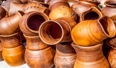 Seramik ürünler. Ne zaman bir çömlekçinin çarkını döndürsem ve bir şeyler yaratsam kaos içinde hiçbir şey yapmadan yaşadığımız hissine bayılıyorum. Dünyayı dolaşma şeklimiz