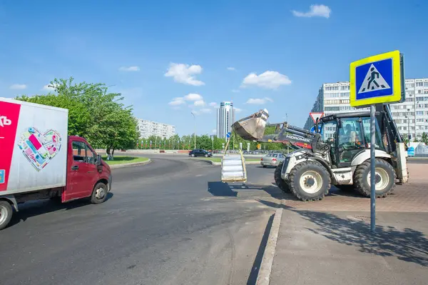 10 08 2014 Rusya Traktor Chelny inşaat alanları için kaldırım taşıma uygun kova eklentisi Paletleri etkili bir şekilde yakalama ve taşıma olanağı sağlar