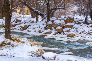 Nehir kışın donar. Bu harika nehir donduğunda gerçek bir kış masalı. Genellikle güzel, doğal bir miras olarak kabul edilir, bir peri masalına dönüşür.