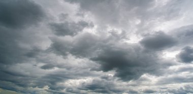 Gökyüzü, bulutlar hayatıma yağmur veya fırtına getirmek için değil günbatımı gökyüzüne renk katmak için giriyor. Güneş her zaman bulutların üzerinde parlar.