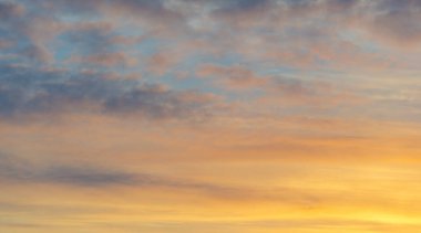 Gökyüzü, bulutlar hayatıma yağmur veya fırtına getirmek için değil günbatımı gökyüzüne renk katmak için giriyor. Güneş her zaman bulutların üzerinde parlar.