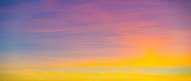 Gökyüzü, bulutlar hayatıma yağmur veya fırtına getirmek için değil günbatımı gökyüzüne renk katmak için giriyor. Güneş her zaman bulutların üzerinde parlar.