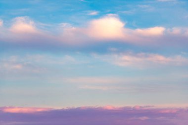 Gökyüzü, bulutlar hayatıma yağmur veya fırtına getirmek için değil günbatımı gökyüzüne renk katmak için giriyor. Güneş her zaman bulutların üzerinde parlar.