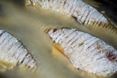 Balık yemek için hazır. Yağlı balıklar da özellikle kalp sağlığını destekleyen uzun zincirli omega-3 yağ asitleri bakımından zengindirler..