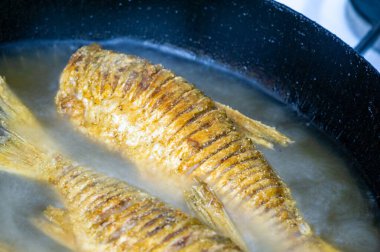 Balık yemek için hazır. Yağlı balıklar da özellikle kalp sağlığını destekleyen uzun zincirli omega-3 yağ asitleri bakımından zengindirler..