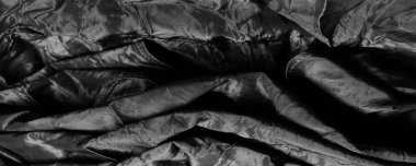 Siyah ipek kumaş. Vay canına! Bu abanozun en derin gölgesinde bulunan en lüks ipek krep sateni. Bu desenli kumaşı kullanarak, tasarımınız kadar lüks hissedeceksiniz..