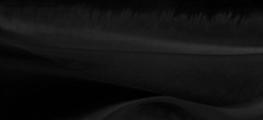 Bulanık siyah ipek kumaş. Gece gökyüzündeki bir yıldız gibi parlak ve parlak, tafta gibi bir vücudu var ama ince bir parıltı yaratan pürüzsüz bir yüzeyi var..