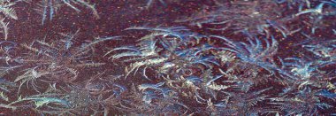 Dağınık. Boya üzerinde soğuk desenler var. Güzelliği sadece şeyin kendisinde değil, aynı zamanda bu şeyin verdiği gölgelerde, ışıkta ve karanlıkta da bul..