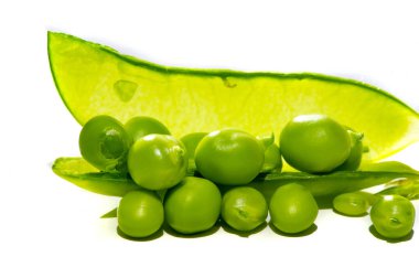 Gıda tasarımı veya reklamında kullanmak için ideal beyaz arka planda yeşil bezelyeli estetik ve görsel açıdan çekici bir görüntü. Taze bezelyelerin yüksek kalitede ve detaylı fotoğrafı.