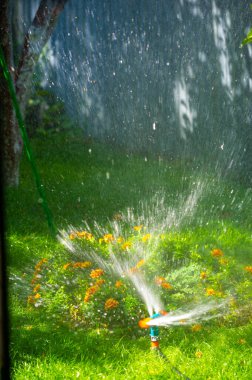 Bahçenizi su fıskiyesiyle kolayca sulayabilirsiniz. Bitkilerinizi ve çimlerinizi sorunsuz sulayın. Suyun en uygun bitki büyümesi için eşit dağıtıldığından emin olun..