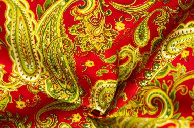 Kırmızı arka planda desenli yeşil desen. Beatles tarafından popüler hale getirilen kovboy ve motorcuların bandanalarını süsledim, hippiler çağına öncülük ettim ve rock 'n roll' un amblemi oldum..