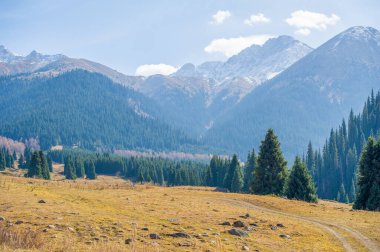 Kendini Tien Shan dağlarının huzurlu güzelliğine daldır. Renkli sonbahar yaprakları arasında keyifli bir gezinti yapın. Temiz dağ havasını içine çek ve nefes kesici manzaraya hayran ol..